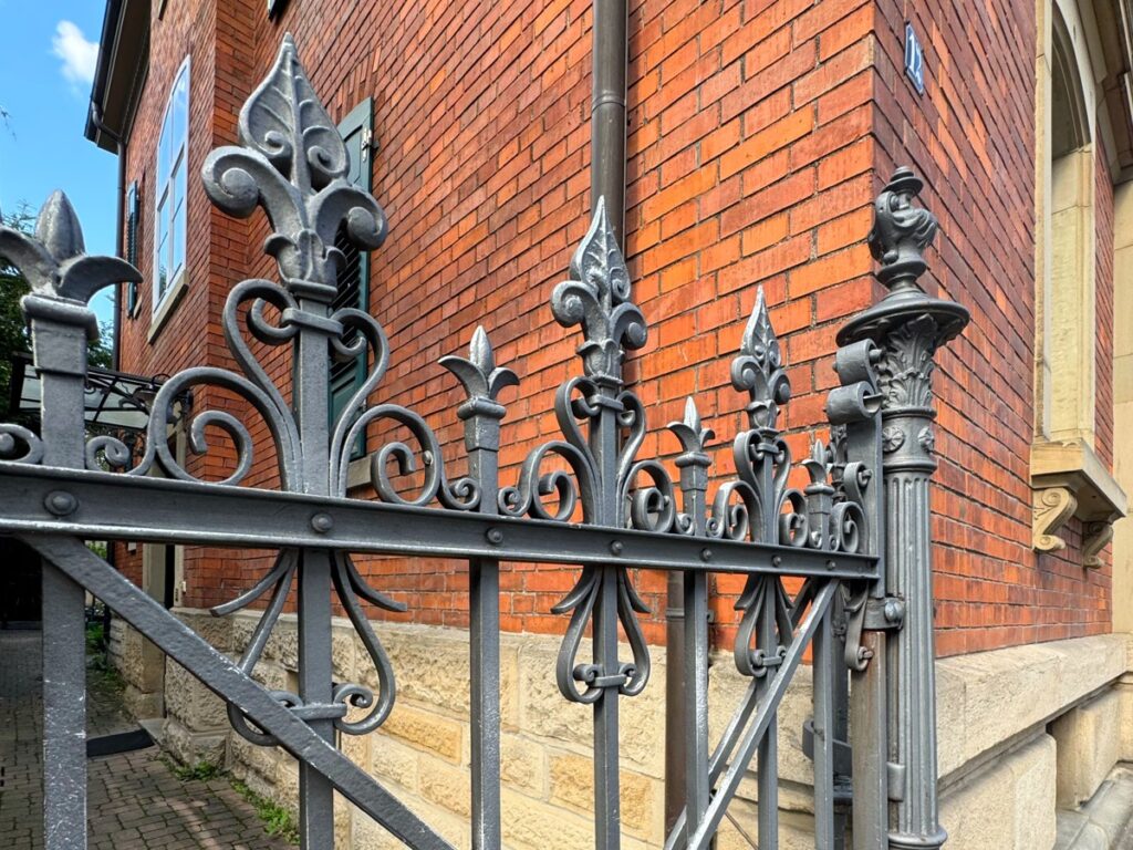 Verziertes Tor aus Gusseisen