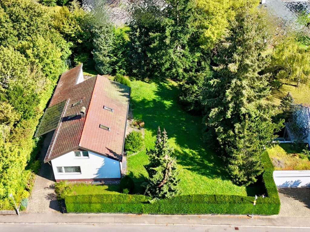 Haus und Grundstuecksansicht