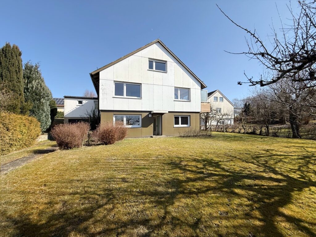 Hausansicht mit Garten