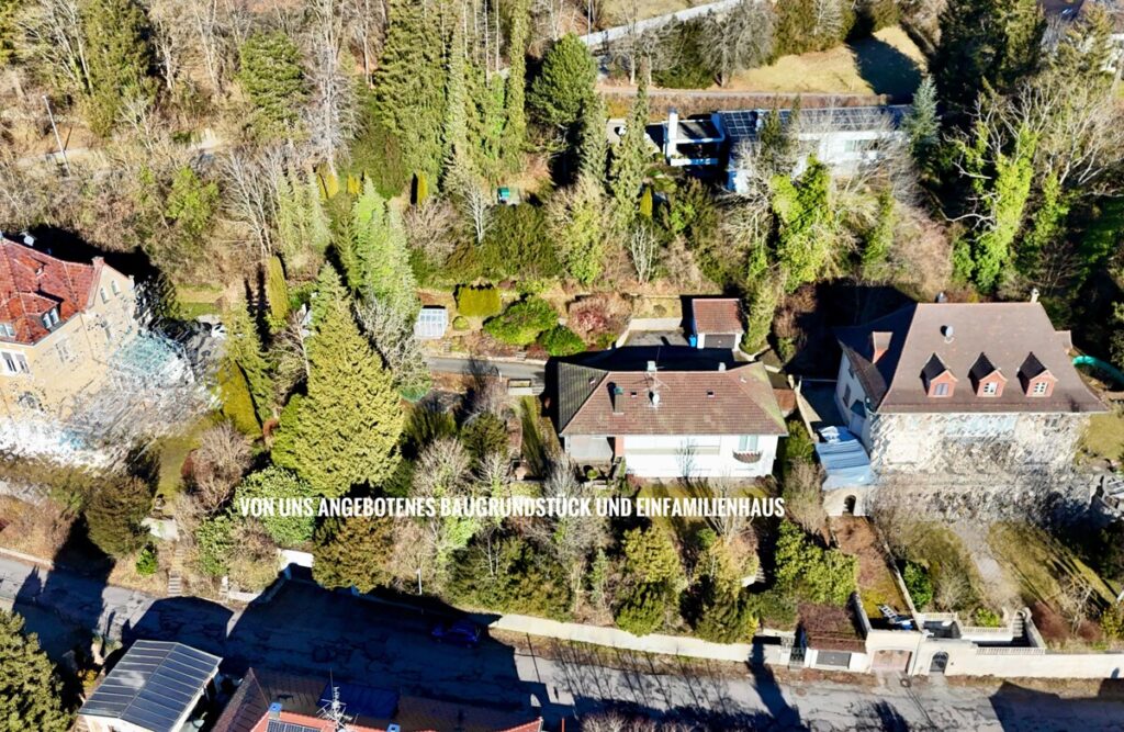 Haus und Grundstuecksansicht