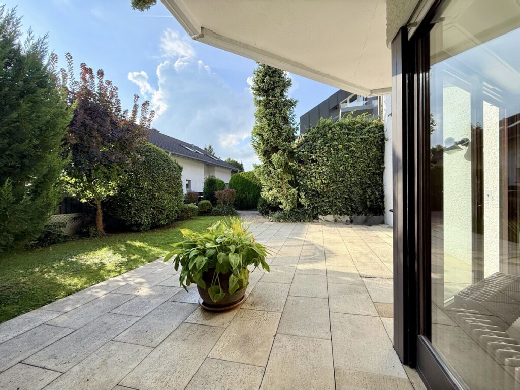 Terrasse und Fensterfront Wohnbereich 2