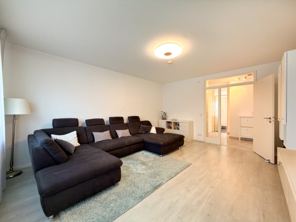 Wohnzimmer Richtung Flur und Badezimmer