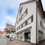 Hausansicht und Eingang Gewerbe