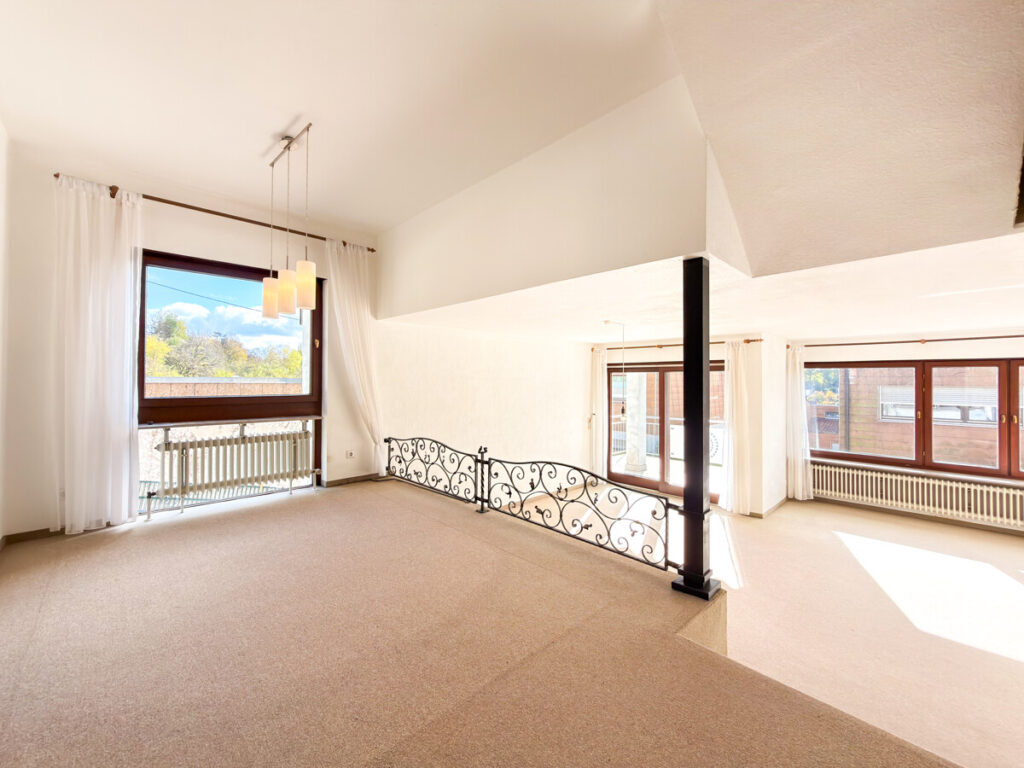 Essbereich mit Blick in den Wohnbereich