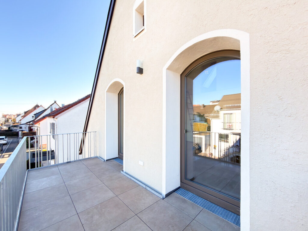 Grosszuegiger Balkon im Dachgeschoss