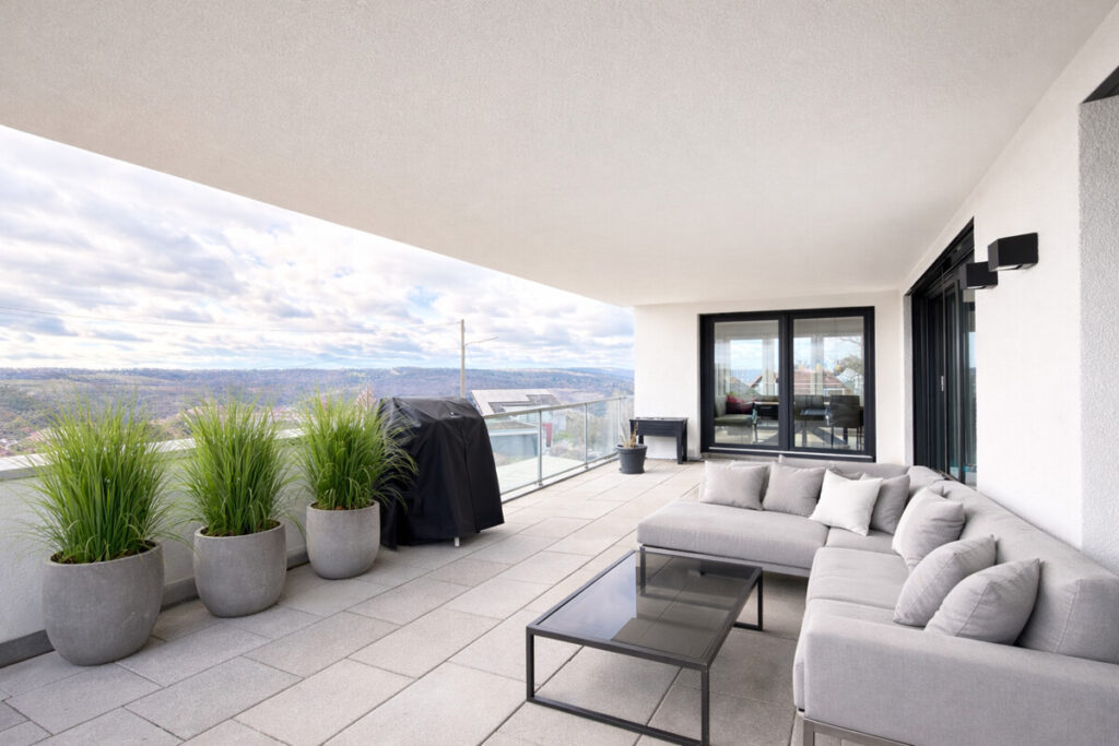 grosser ueberdachter Balkon