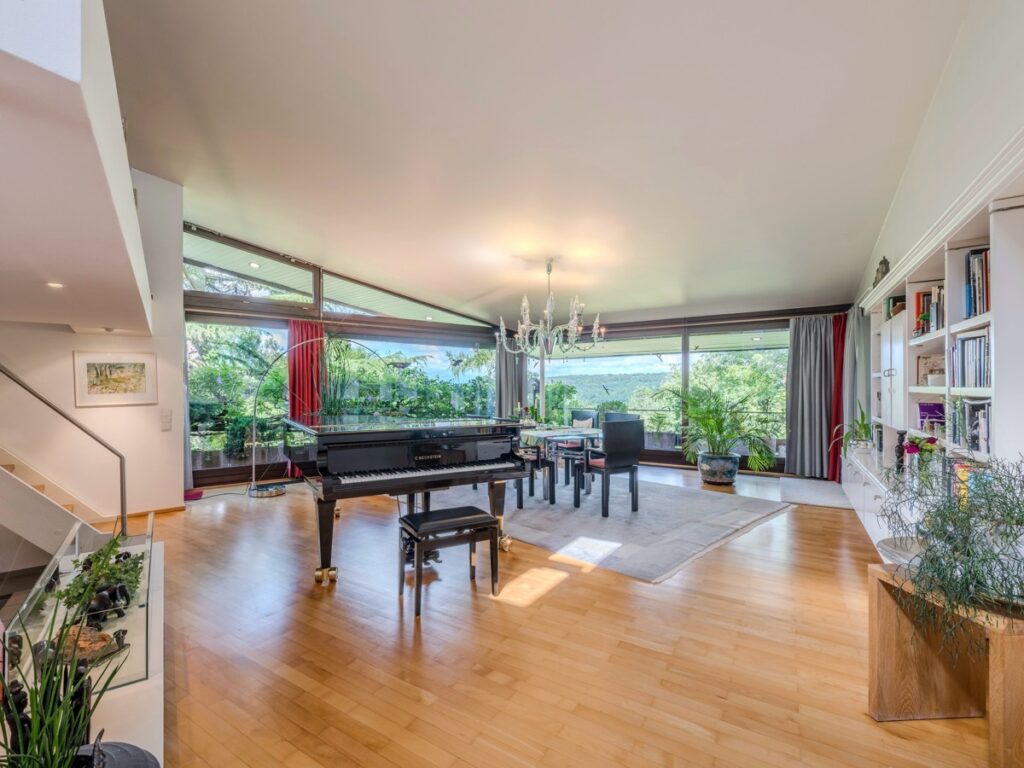 Wohnbereich mit grossen Fensterfronten und Traumaussicht