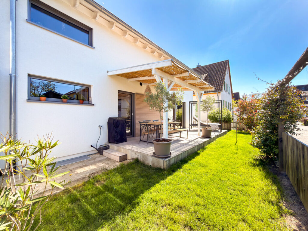 Terrassenansicht und Garten