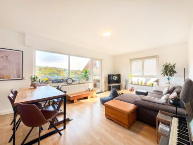 Wohn und Essbereich mit angrenzendem Balkon