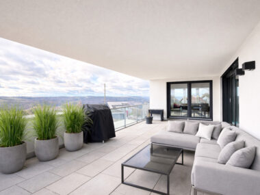 grosser ueberdachter Balkon