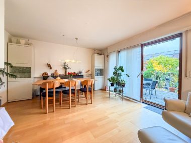 Essbereich mit Zugang zur Terrasse