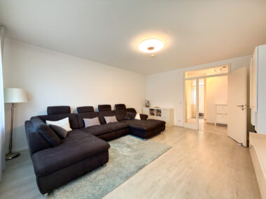 Wohnzimmer Richtung Flur und Badezimmer