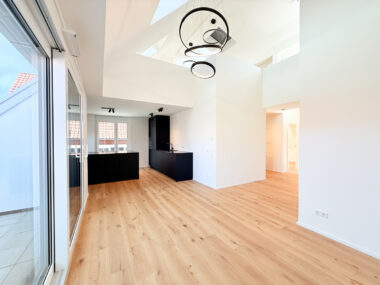 Essbereich mit Blick in die offene Kueche