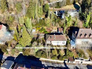 Haus und Grundstuecksansicht