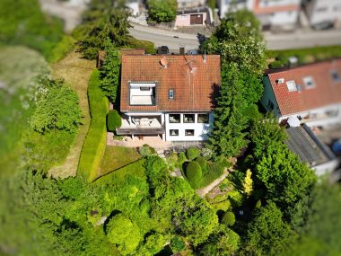 Haus und Grundstuecksansicht